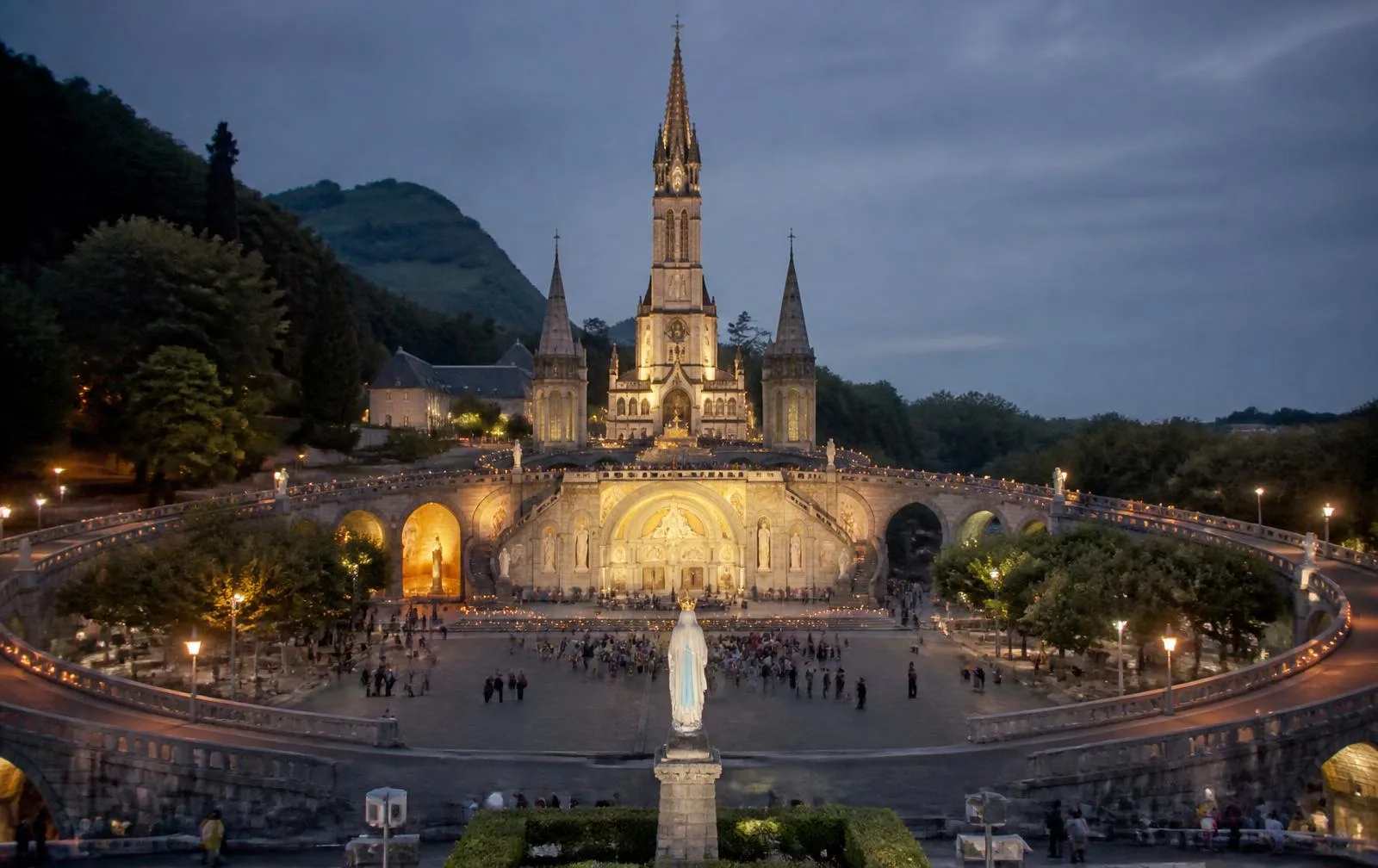 Lourdes (Francia) — Lourdes · A los pies de la Gruta